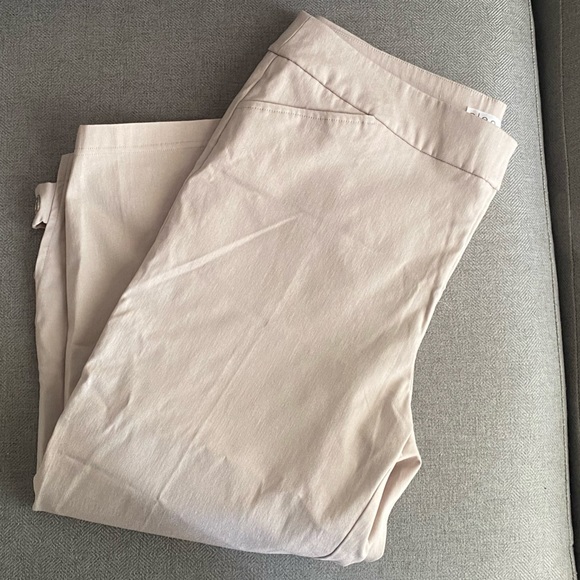 🤍CLEO🤍Beige/Cream Crop/ capris pants with jewel detail . Size Large. like new! - Picture 7 of 11